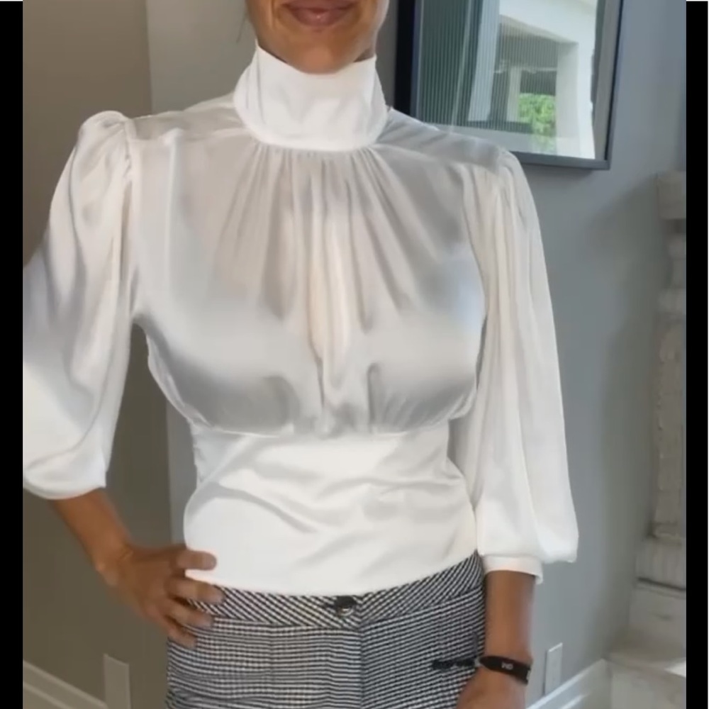 A white shirt is an essential piece in your closet! It is a must have